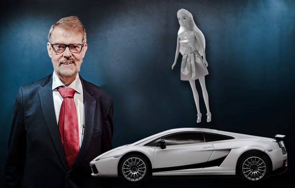 Lärare, bil och barbie docka inklippta.
