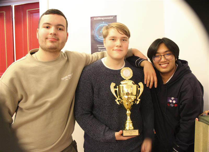 Tre elever med guld pokal.