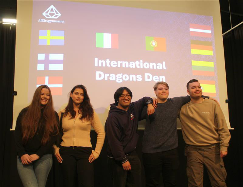 Fem elever på scen.