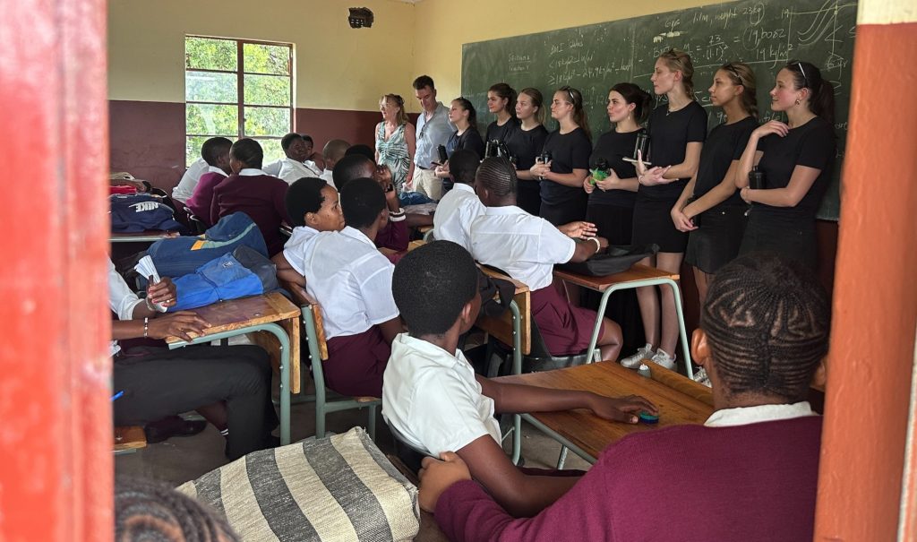 Elever från Affärsgymnasiet i Helsingborg presenterar i ett klassrum