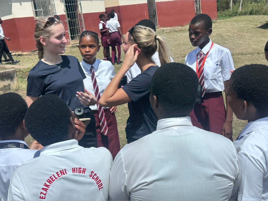 Elever samtalar utomhus i en grupp