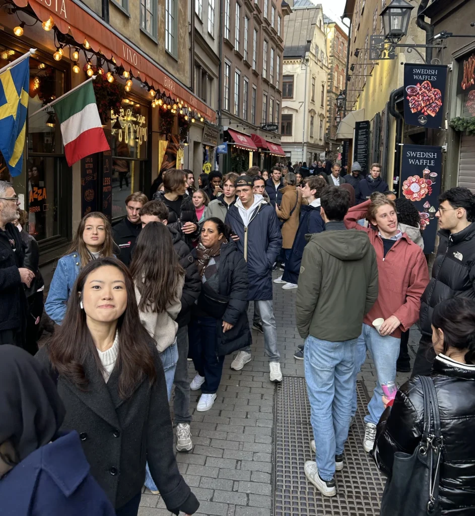 Ungdomar på promenad genom en trång gata i Gamla Stan