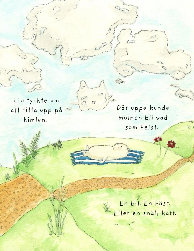 Akvarellillustration av en liten vit björnliknande figur som ligger på rygg på en blårandig filt på en grön kulle och tittar upp mot himlen. Molnen på den ljusblå himlen liknar en häst, en bil och ett kattansikte. En slingrande grusväg går över kullen, och vid kanten växer gräs och två röda blommor. Text: ”Lio tyckte om att titta upp på himlen. Där uppe kunde molnen bli vad som helst. En bil. En häst. Eller en snäll katt.”