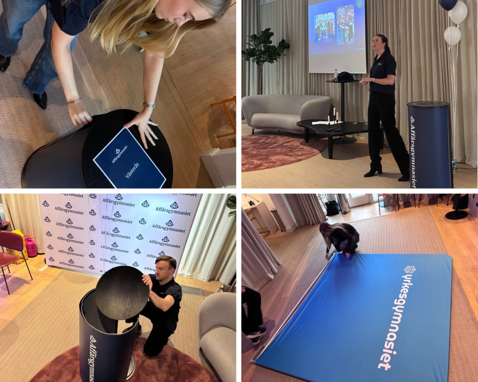 Ett collage med fyra bilder från ett Affärsgymnasiet-evenemang. Uppe till vänster lägger en ung kvinna en mörkblå mapp med texten “Västerås” på ett runt svart bord. Uppe till höger håller en kvinna i svarta kläder en presentation framför en projicerad bild, bredvid en mörkblå pelare med Affärsgymnasiets logotyp. Nere till vänster öppnar en man en cylinderformad mörkblå pelare framför en logotypvägg. Nere till höger slätar en person till en blå matta med Yrkesgymnasiets logotyp på golvet.