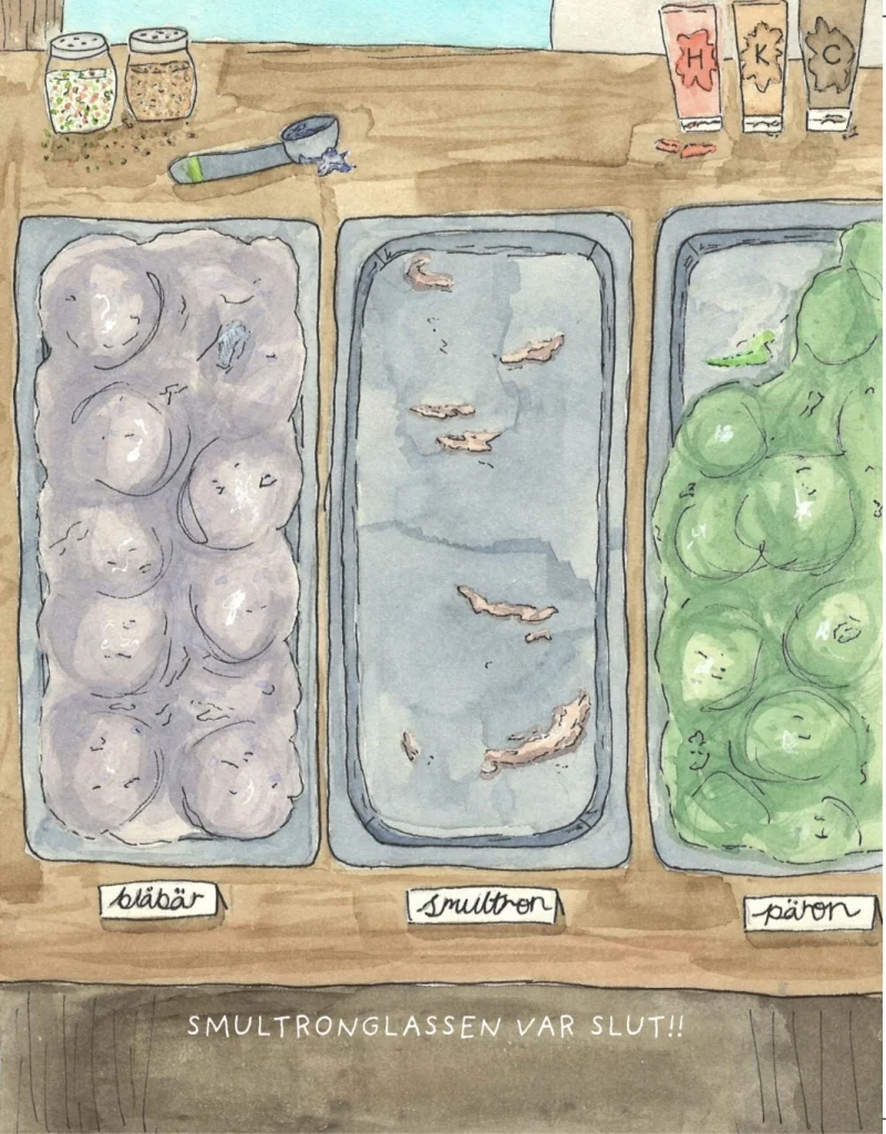 Akvarellillustration sedd ovanifrån av en glassdisk med tre baljor märkta ”blåbär”, ”smultron” och ”päron”. Blåbärsglassen och päronglassen är fulla, men smultronbaljan är tom så när som på några rosa rester. Ovanför står strösselburkar, en glasskopa och tre tuber med såser. Text: ”Smultronglassen var slut!!”