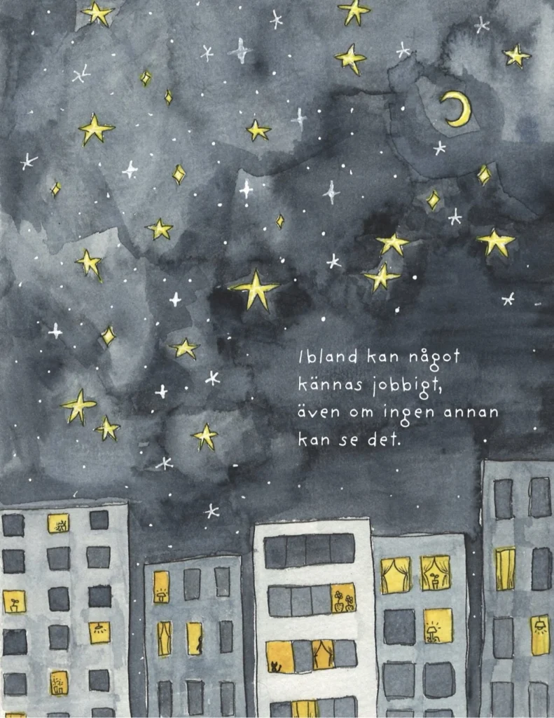 Akvarellillustration av en mörk natthimmel full av gula och vita stjärnor och en månskära ovanför en rad höghus. Några fönster lyser gult, och i dem syns lampor, krukväxter, gardiner och en liten katt. Text: ”Ibland kan något kännas jobbigt, även om ingen annan kan se det.”